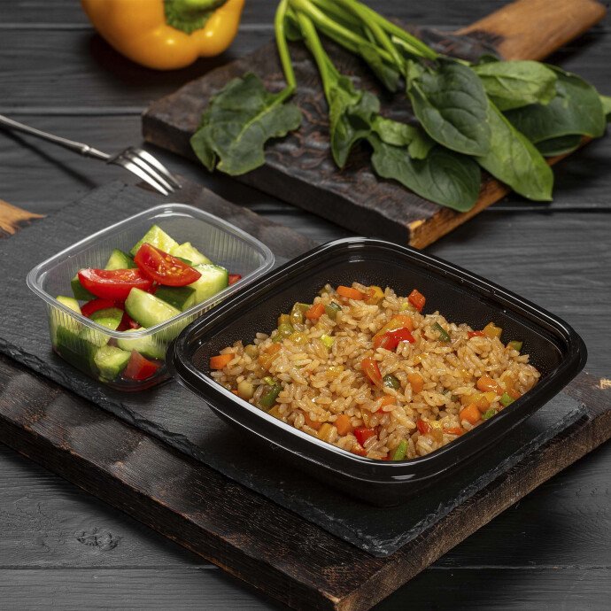 Рис с овощами и закуской из свежих овощей