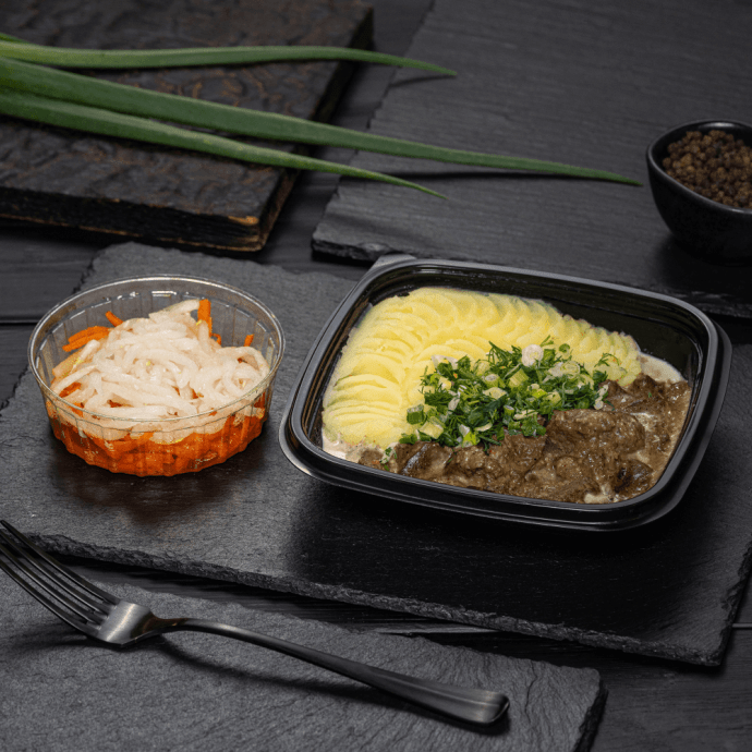 Куриная печень в сливочном соусе с картофельным пюре и закуской из дайкона