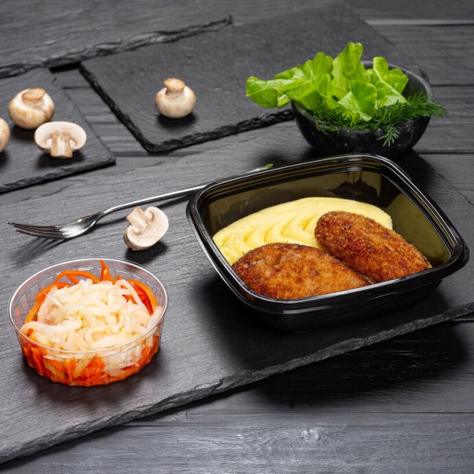 Зразы с грибами с картофельным пюре и закуской из дайкона