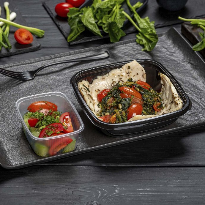 Куриное филе на пару с гарниром из шпината и закуска из свежих овощей