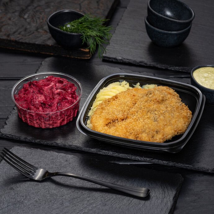 Шницель куриный с соусом тар-тар с картофельным пюре и закуской из свёклы