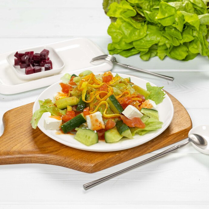 Салат с лососем и рассольным сыром