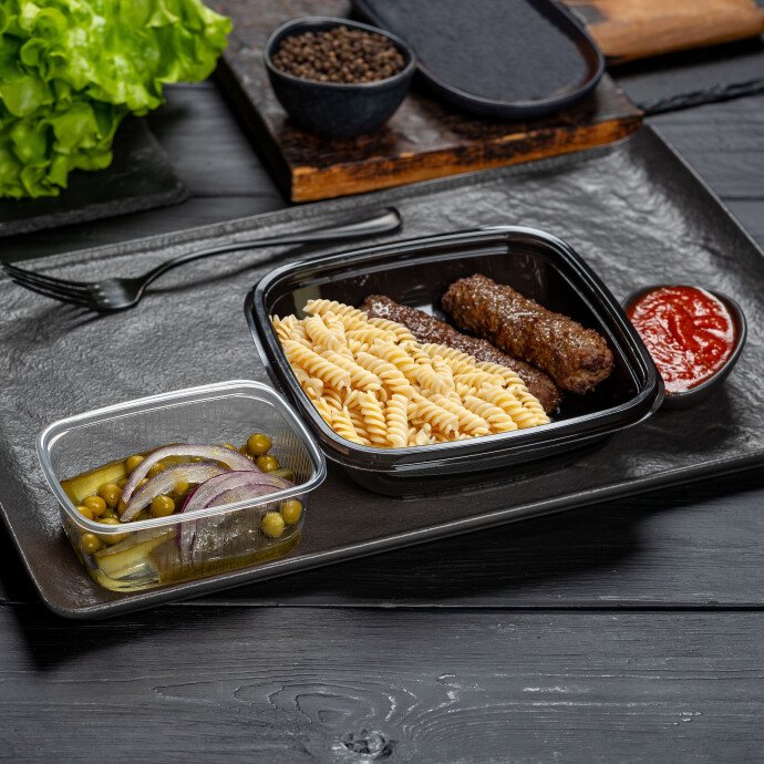 Люля-кебаб из говядины с макаронами и закуской из консервированных огурцов