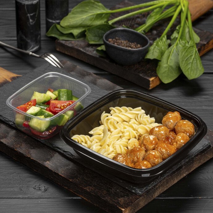 Фрикадельки мясные с макаронами и закуска из свежих овощей