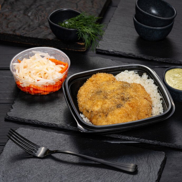 Шницель куриный с соусом тар-тар с рисом и закуской из дайкона