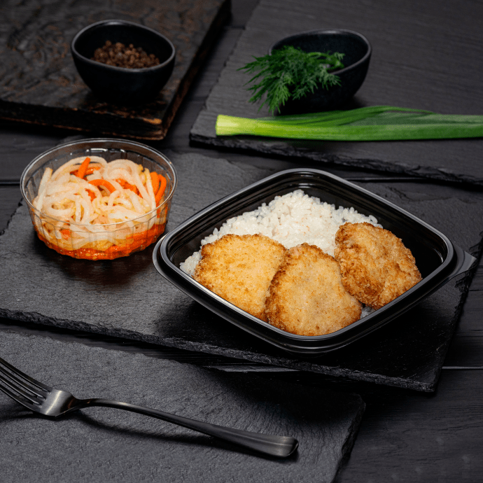 Биточки рыбные с рисом и закуской из дайкона