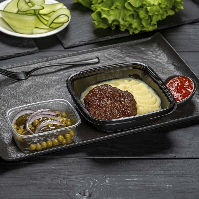 Бифштекс из говядины с картофельным пюре и закуска из консервированных огурцов