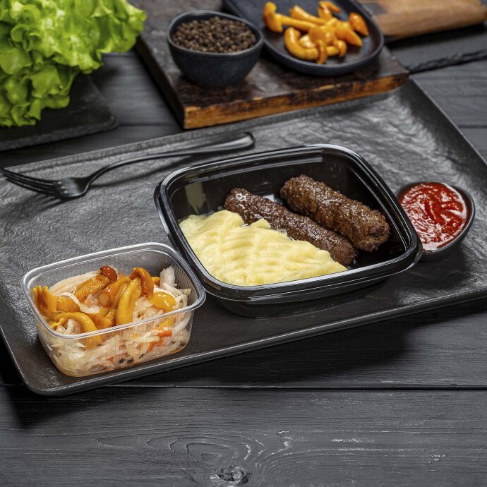 Люля-кебаб из говядины с картофельным пюре и закуска из маринованной капусты с опятами