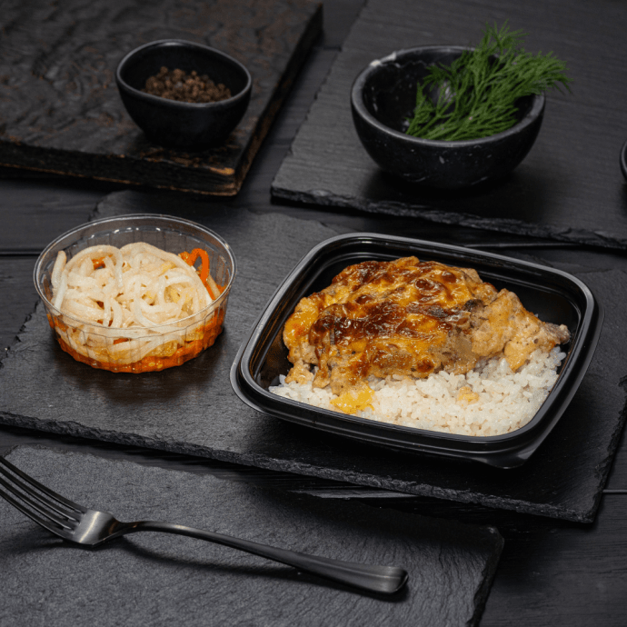 Рыба запеченная с грибами с рисом и закуской из дайкона