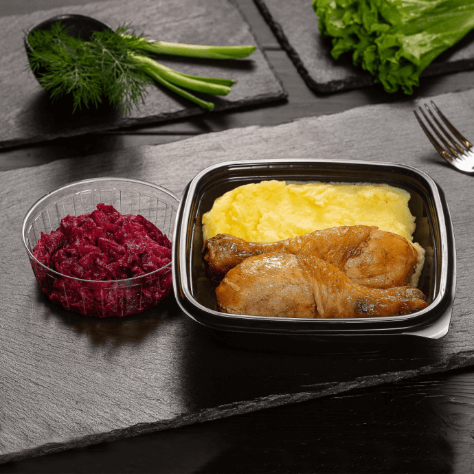 Ножки с картофельным пюре и закуской из свеклы с чесноком