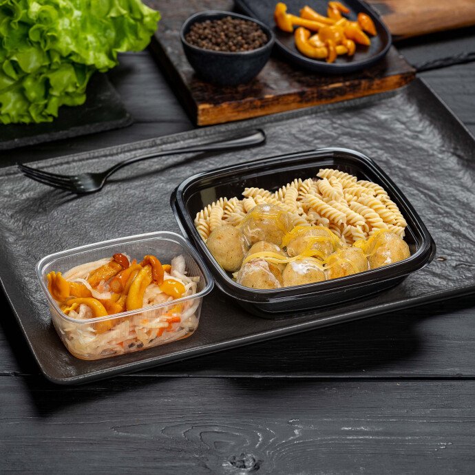 Куриные тефтели с макаронами и закуской из маринованной капусты с опятами