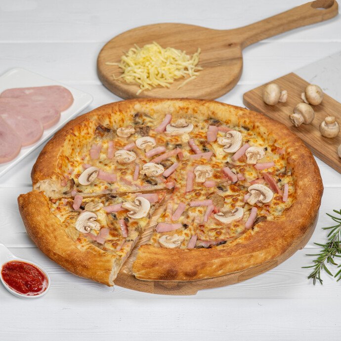 Ветчина с грибами и красным соусом