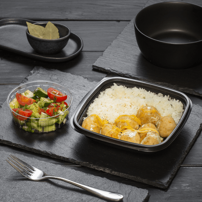 Куриные тефтели с рисом и закуской из свежих овощей