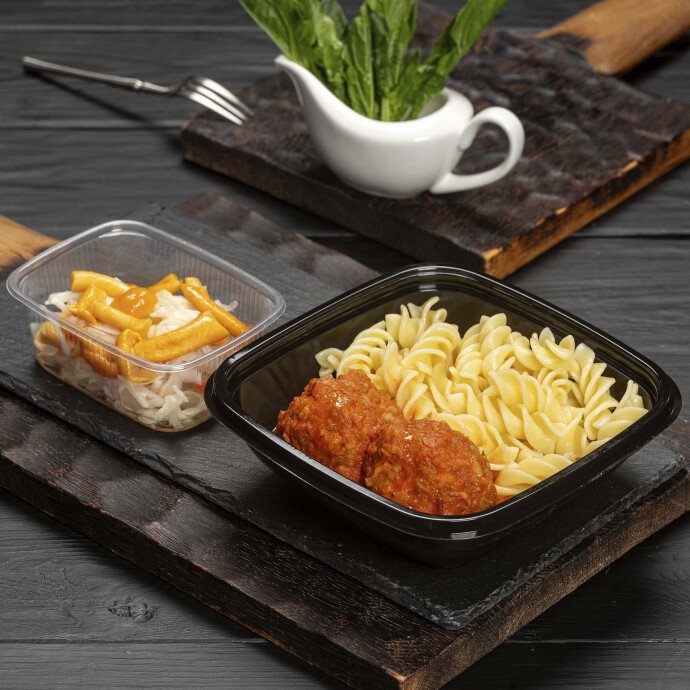 Ёжики мясные в томатно-сметанном соусе с макаронами и закуской из маринованной капусты с опятами