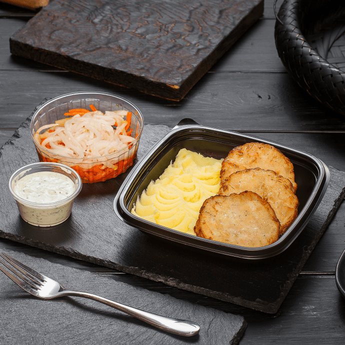 Куриные котлеты с картофельным пюре и закуской из дайкона