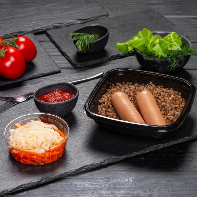 Сосиски с гречкой и закуской из дайкона