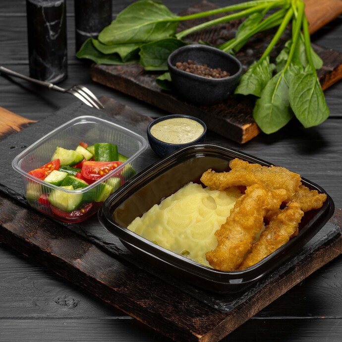 Рыба в кляре с соусом, картофельным пюре и закуской из свежих овощей