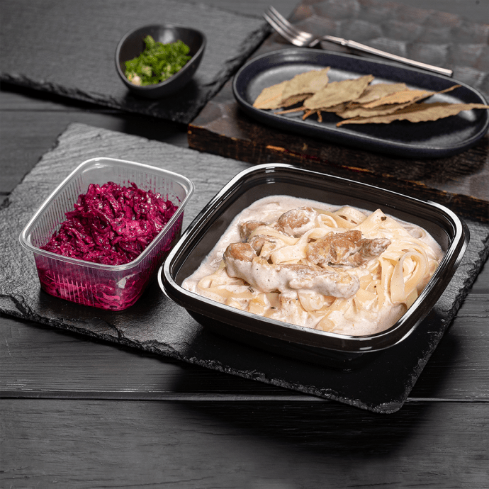 Паста с индейкой в сливочном соусе и закуска из свёклы