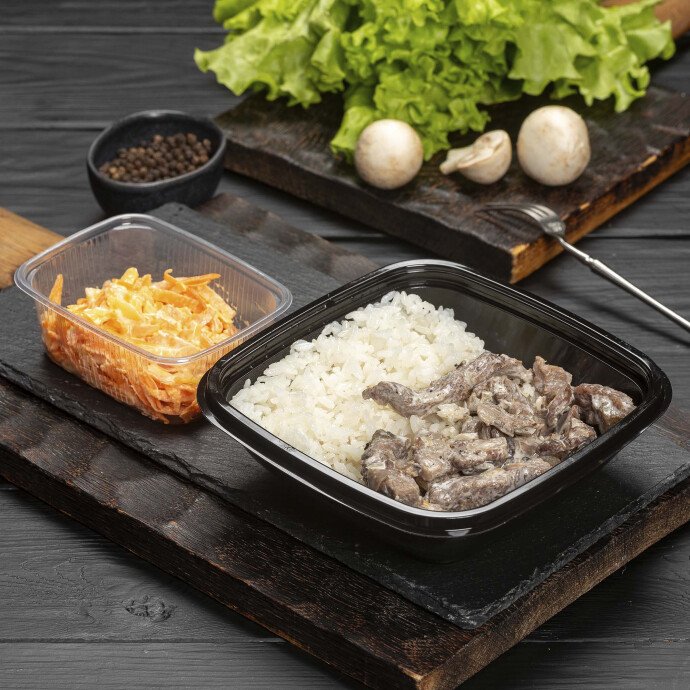 Бефстроганов с рисом и закуска из моркови с сыром