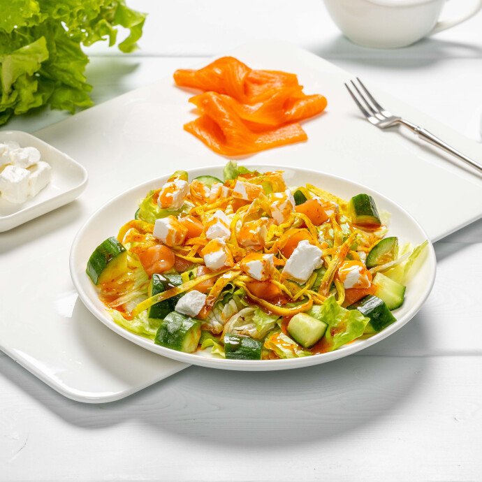 Салат с лососем и рассольным сыром