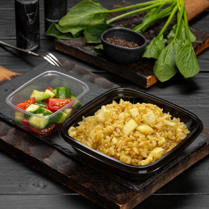 Рис с кальмаром и закуской из свежих овощей