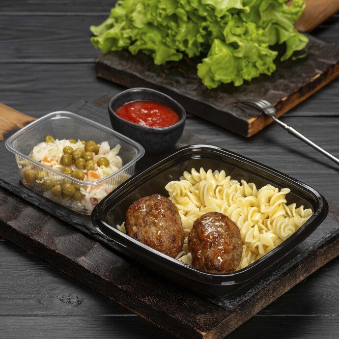 Котлеты мясные с красным соусом, макароны и закуска из квашеной капусты с горошком