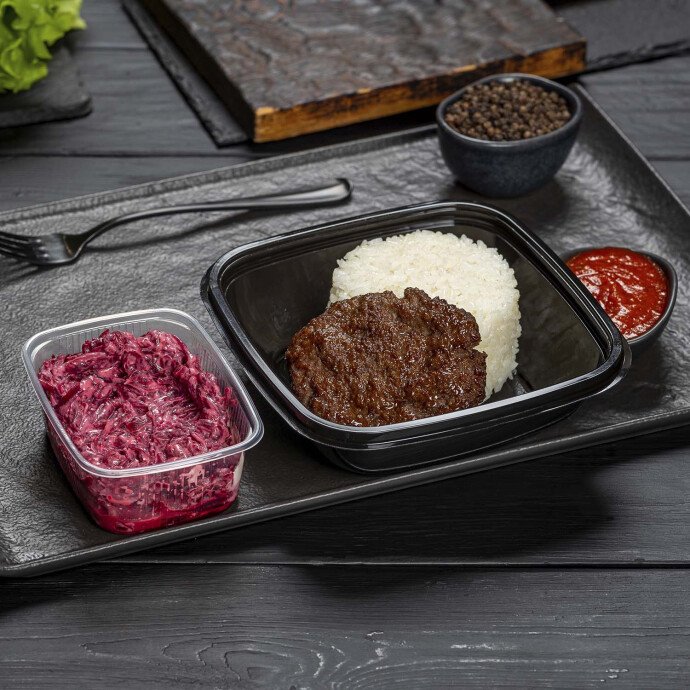 Бифштекс из говядины с рисом и закуска из свёклы
