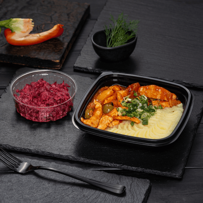 Курица по-испански с картофельным пюре и закуской из свеклы