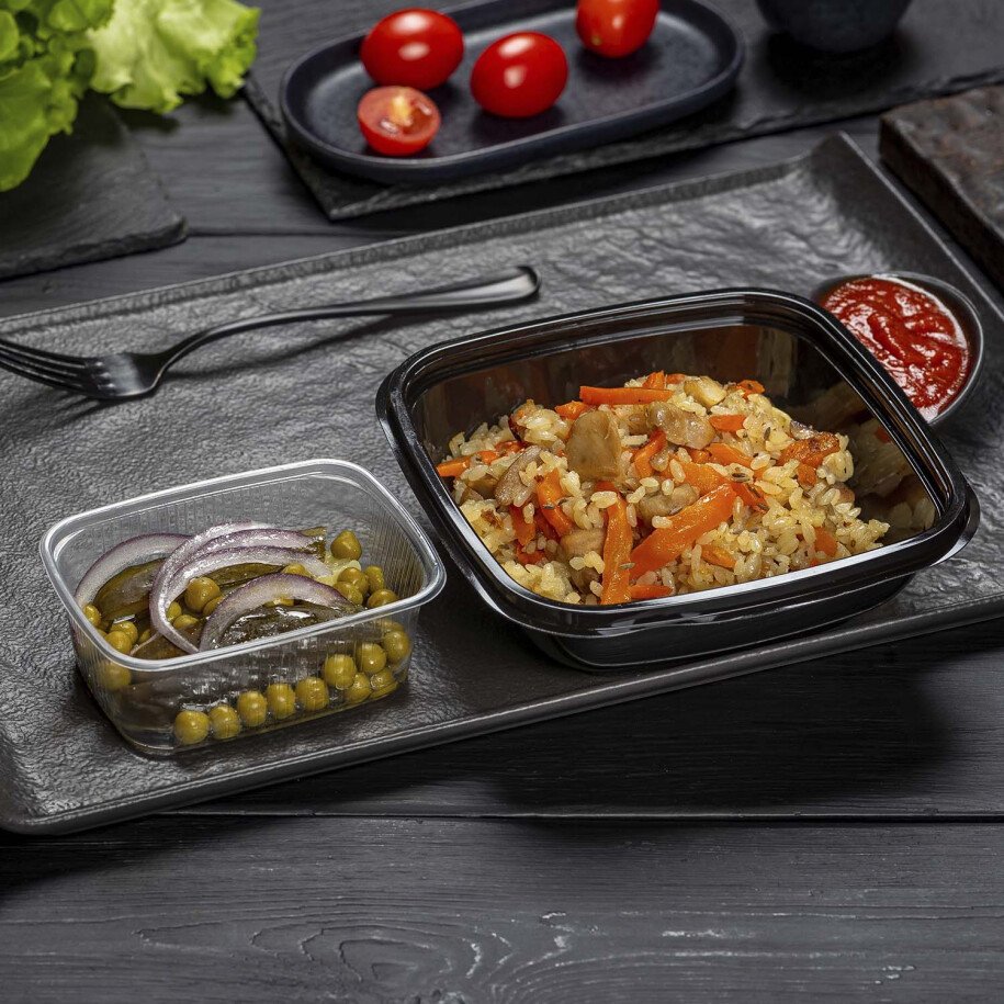 Плов с курицей с красным соусом и закуска из консервированных огурцов
