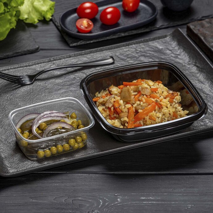 Плов с курицей с красным соусом и закуска из консервированных огурцов